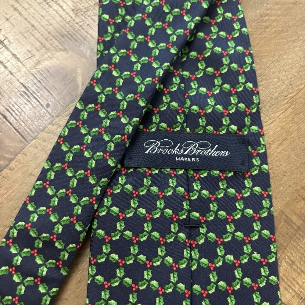 Brooks Brothers Makers Silk Tie Green Red Holly Berry Pattern Christmas Italy